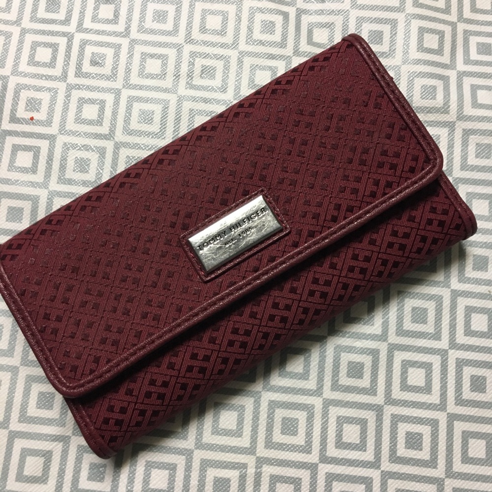 - Tommy Hilfiger Burgundy Signature Wallet